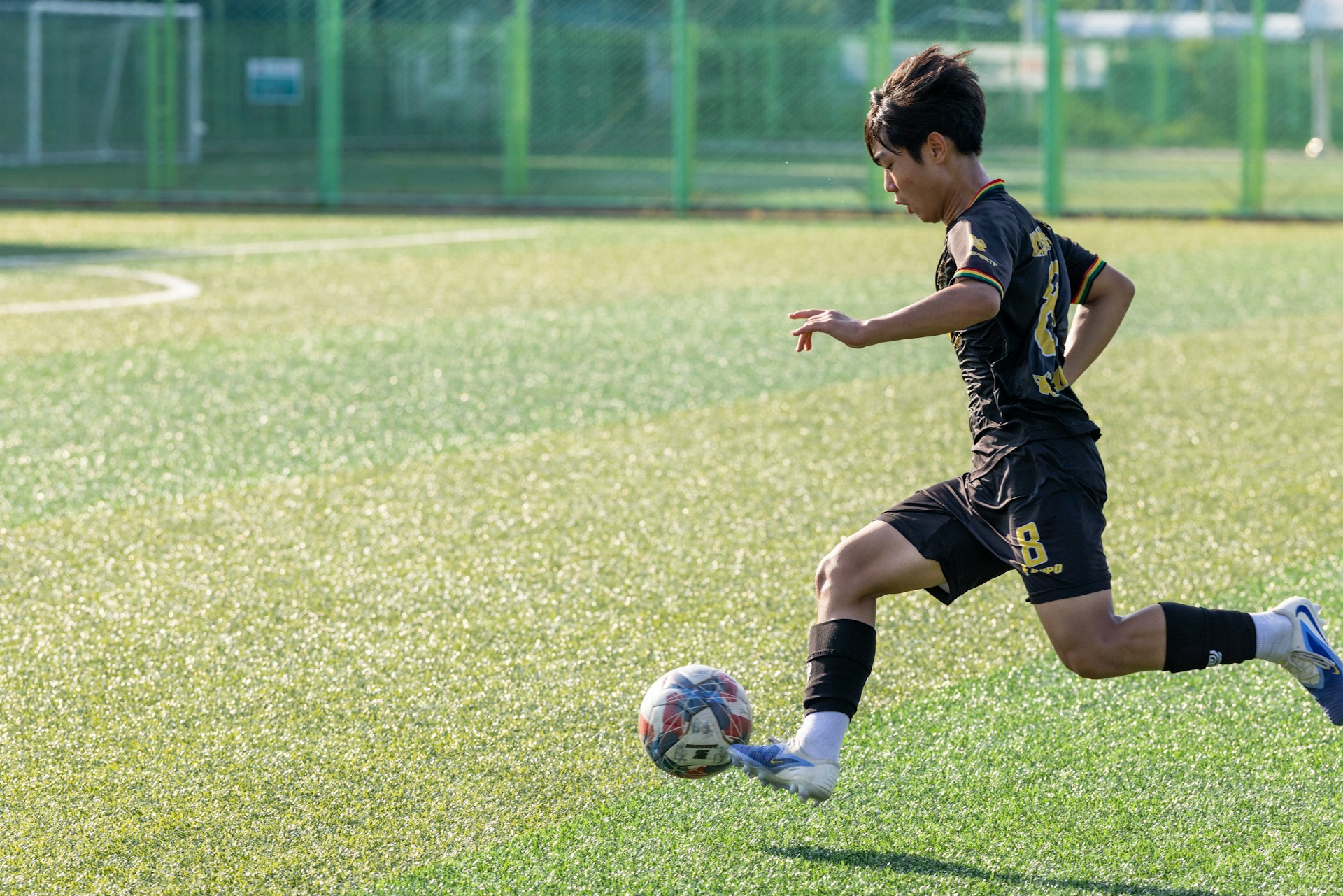 Soccer player driving with the ball at full speed
